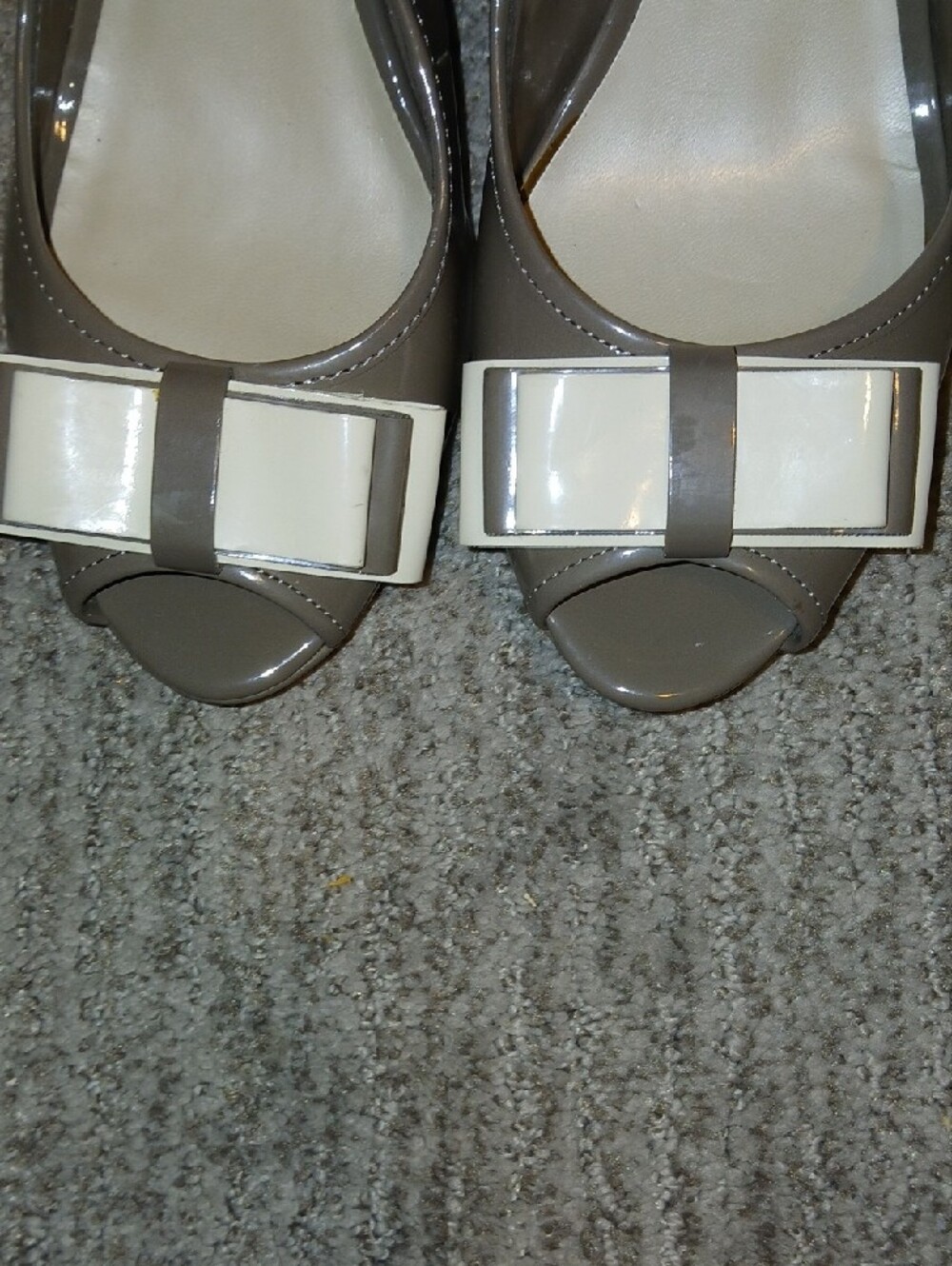 Anne Klein Womens Taupe Patent Leather Slingback Peep Toe Heels White Bow Sz: 8 - Picture 8 of 12